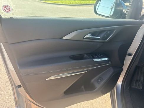 Used 2025 Chevrolet Traverse LT FWD image 14