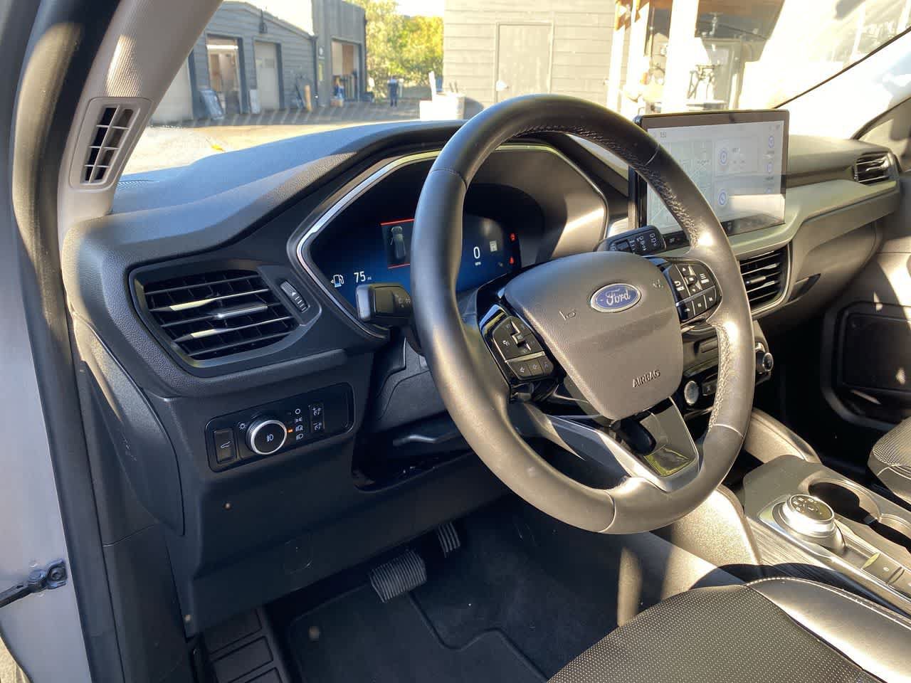 Used 2024 Ford Escape Platinum AWD/4WD image 2