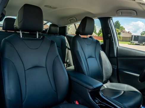 Used 2021 Toyota Prius XLE FWD image 19