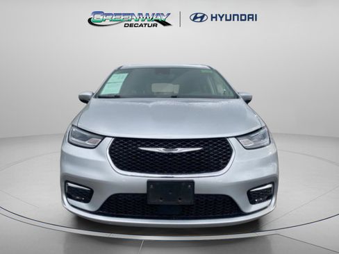 Used 2023 Chrysler Pacifica Touring-L FWD image 3