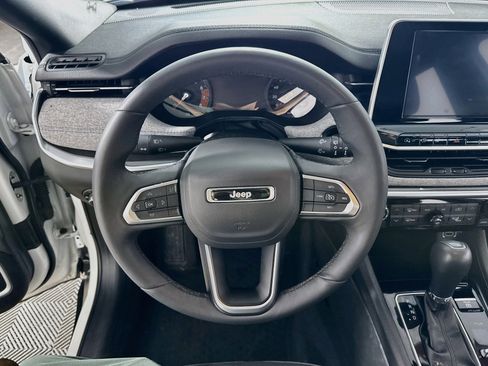 Used 2025 Jeep Compass Latitude w/ Sun & Sound Group AWD/4WD image 15