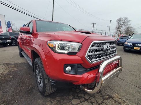 Used 2017 Toyota Tacoma TRD Sport w/ Exterior Package image 8