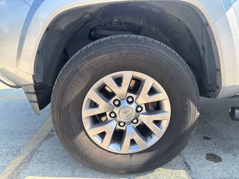 Used 2017 Toyota Tacoma SR5 RWD image 9
