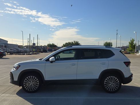 Used 2025 Volkswagen Taos SE image 7