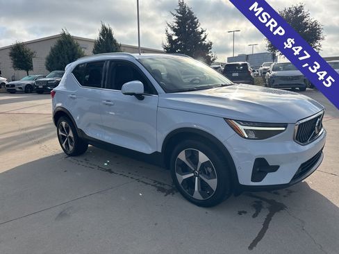 Certified 2025 Volvo XC40 B5 Plus image 3