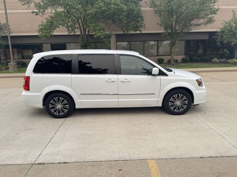 Used 2014 Chrysler Town & Country S FWD image 7