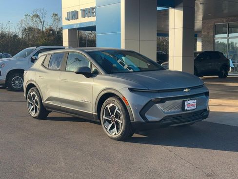 New 2026 Chevrolet Equinox EV LT image 2