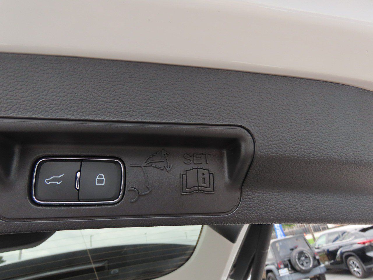 Used 2025 Ford Explorer Active RWD image 15