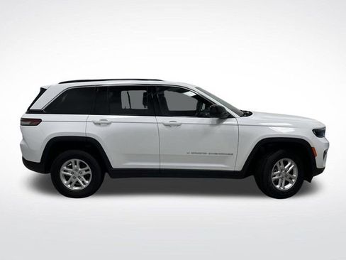 Used 2024 Jeep Grand Cherokee Laredo image 2
