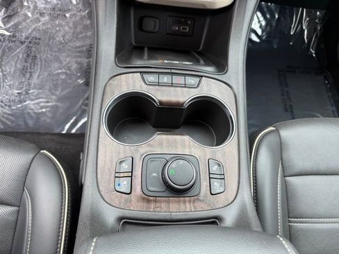 Used 2023 GMC Acadia Denali image 24