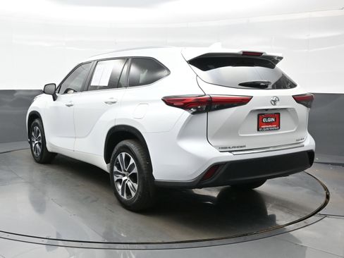 Used 2023 Toyota Highlander XLE AWD/4WD image 4