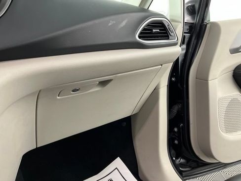 Used 2023 Chrysler Pacifica Touring-L FWD image 34