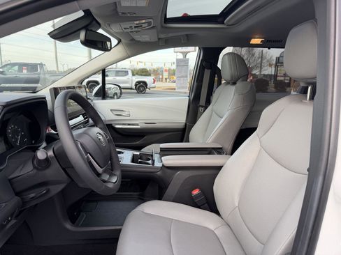 Used 2025 Toyota Sienna XLE image 11