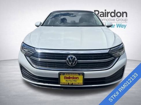 Used 2024 Volkswagen Jetta SE FWD image 2
