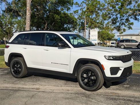 New 2025 Jeep Grand Cherokee Altitude image 2