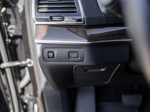 Used 2017 Volvo XC90 T6 Momentum w/ Vision Package image 17