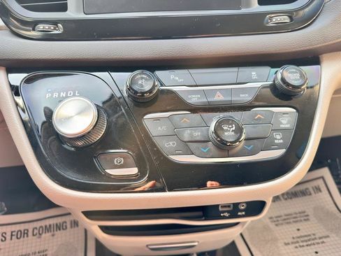Used 2017 Chrysler Pacifica LX FWD image 28