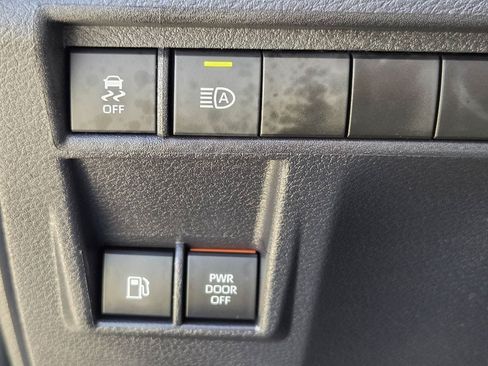 Used 2026 Toyota Sienna XLE FWD image 25