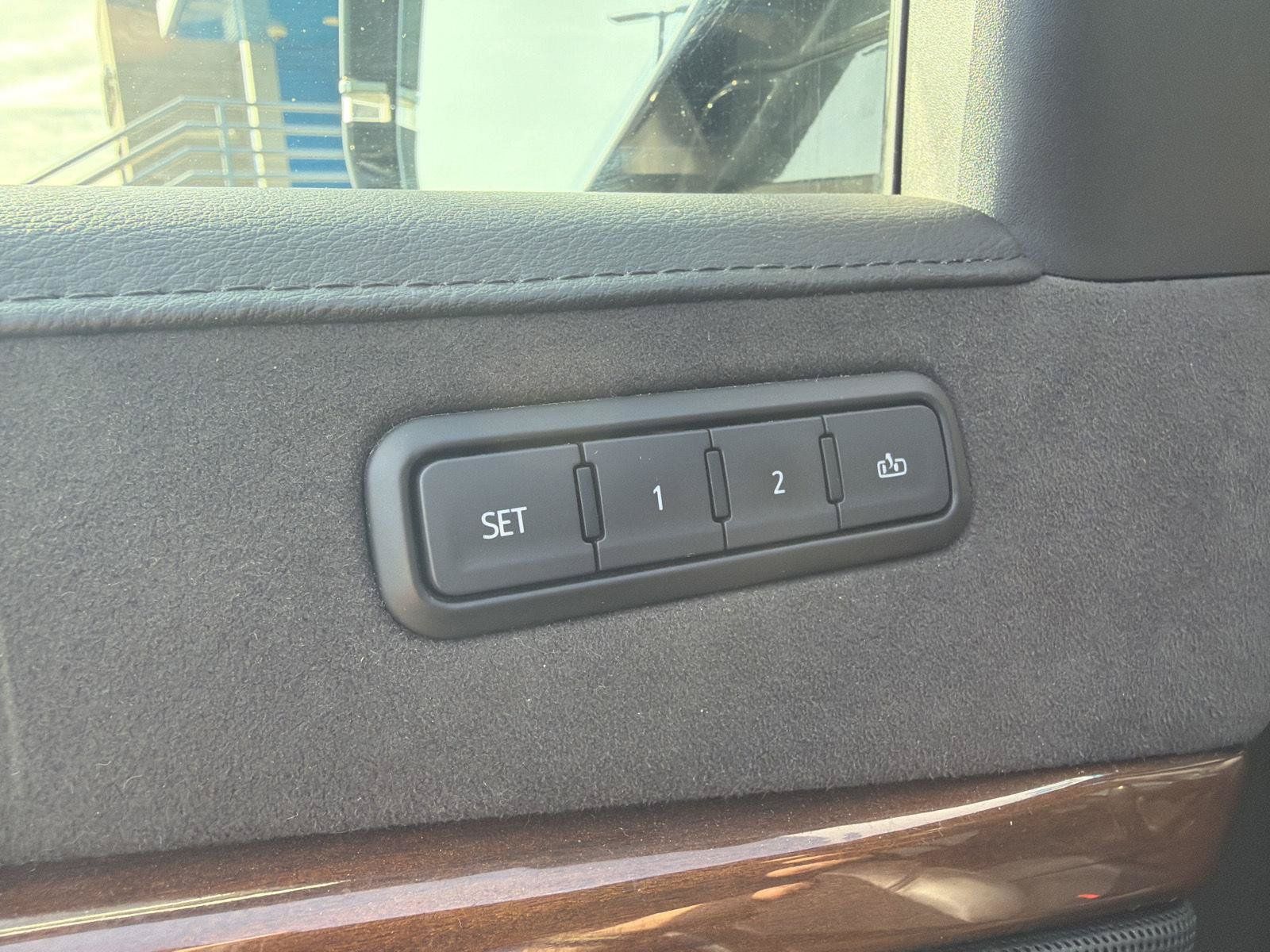 Used 2020 Cadillac Escalade Premium Luxury AWD/4WD image 17