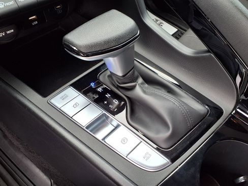 Used 2025 Hyundai Elantra Hybrid FWD image 11