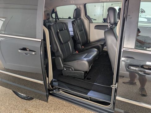 Used 2017 Dodge Grand Caravan Crew FWD image 17