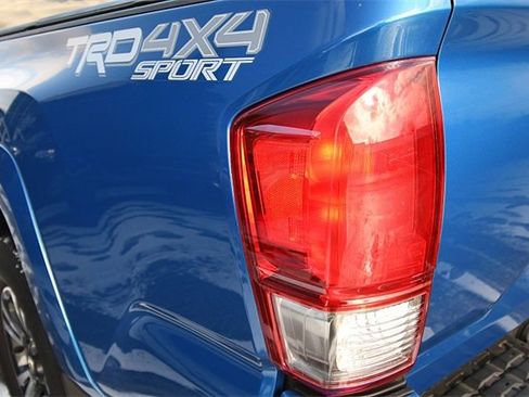 Used 2017 Toyota Tacoma TRD Sport image 31