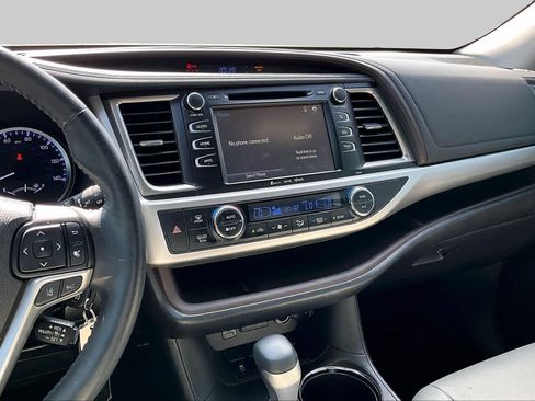 Used 2018 Toyota Highlander Plus FWD image 7