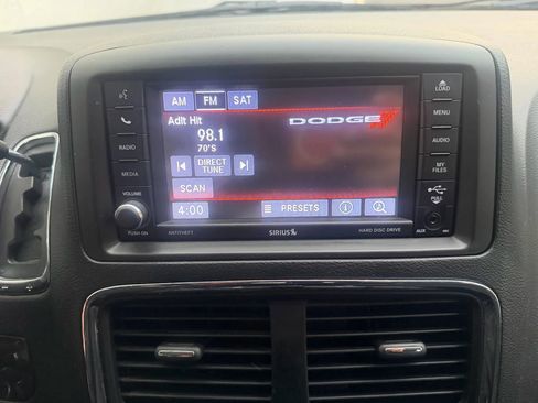 Used 2018 Dodge Grand Caravan SE w/ UConnect Hands-Free Group image 16