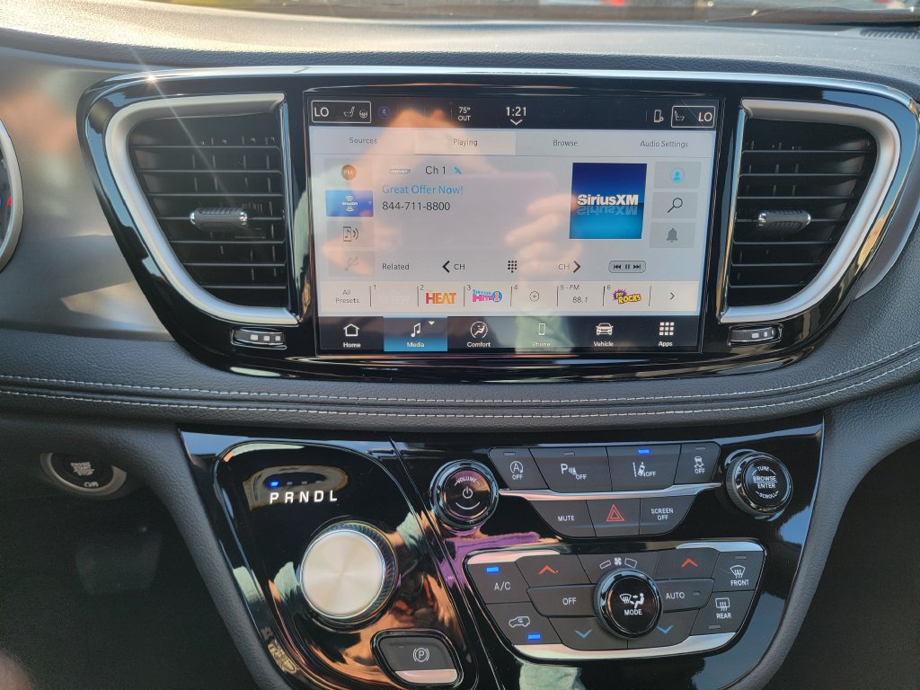 New 2026 Chrysler Pacifica Select FWD image 16
