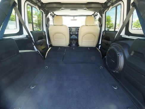 Used 2018 Jeep Wrangler Unlimited Sahara AWD/4WD image 12