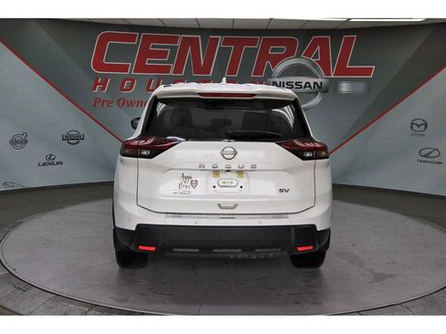Used 2024 Nissan Rogue SV image 6