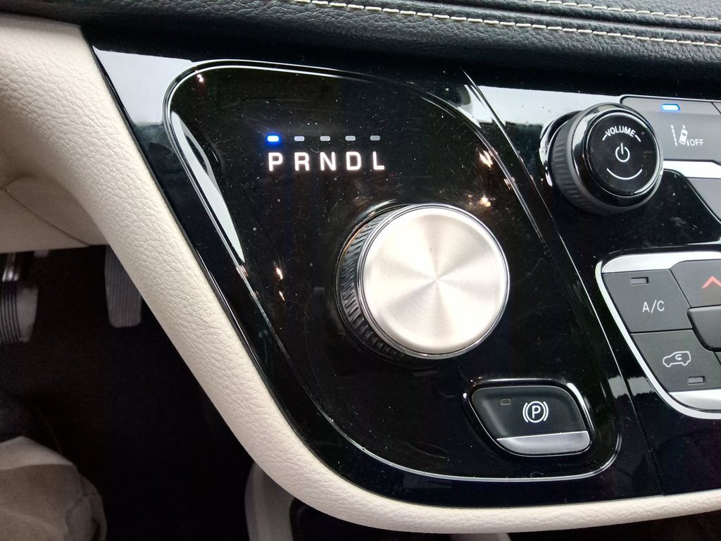 Used 2024 Chrysler Pacifica Limited FWD image 15