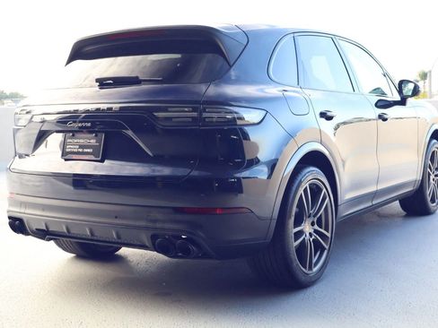 Certified 2023 Porsche Cayenne Platinum Edition image 9