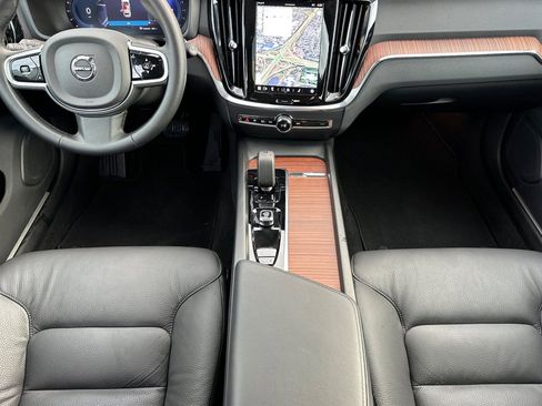 Used 2025 Volvo V60 B5 Cross Country Plus image 13