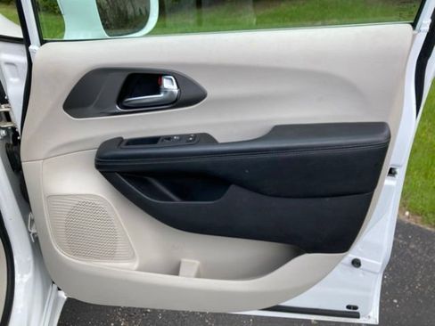 Used 2019 Chrysler Pacifica Limited FWD image 35