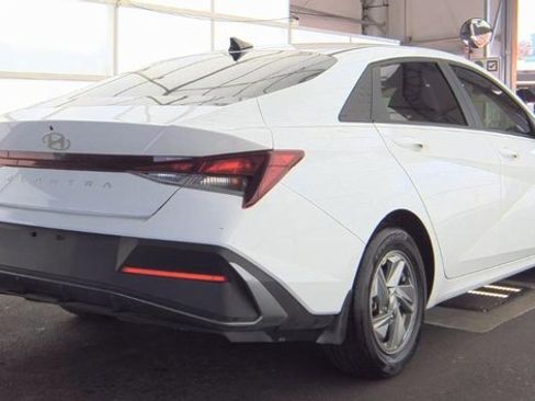 Certified 2024 Hyundai Elantra SE image 3
