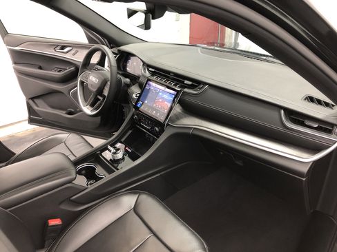 Certified 2025 Jeep Grand Cherokee Limited w/ Luxury Tech Group II image 16