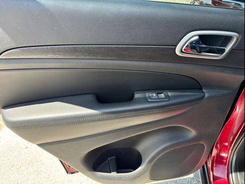 Used 2018 Jeep Grand Cherokee Laredo image 24