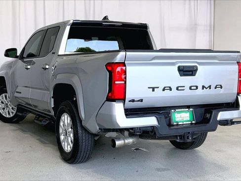 Used 2025 Toyota Tacoma SR5 AWD/4WD image 10