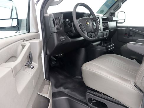 Used 2017 Chevrolet Express 2500 Extended image 20