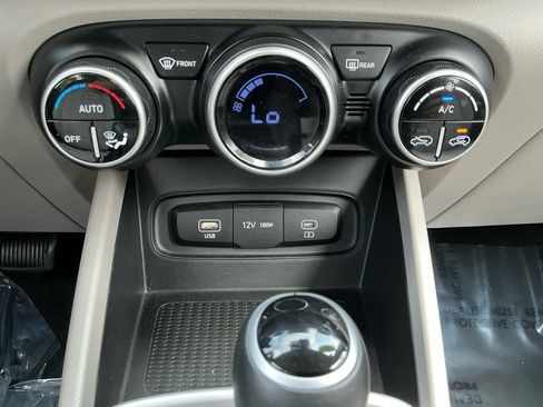 Used 2025 Hyundai Venue SEL FWD image 22
