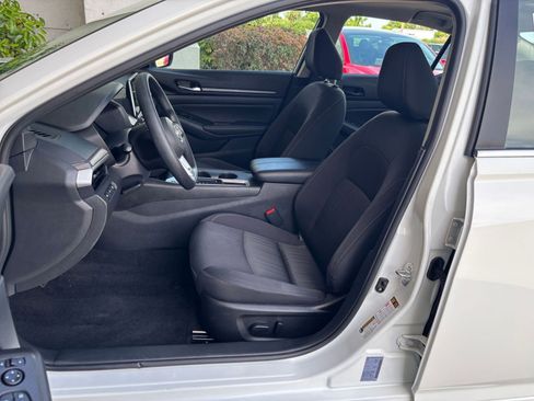 Used 2025 Nissan Altima 2.5 SV FWD image 37