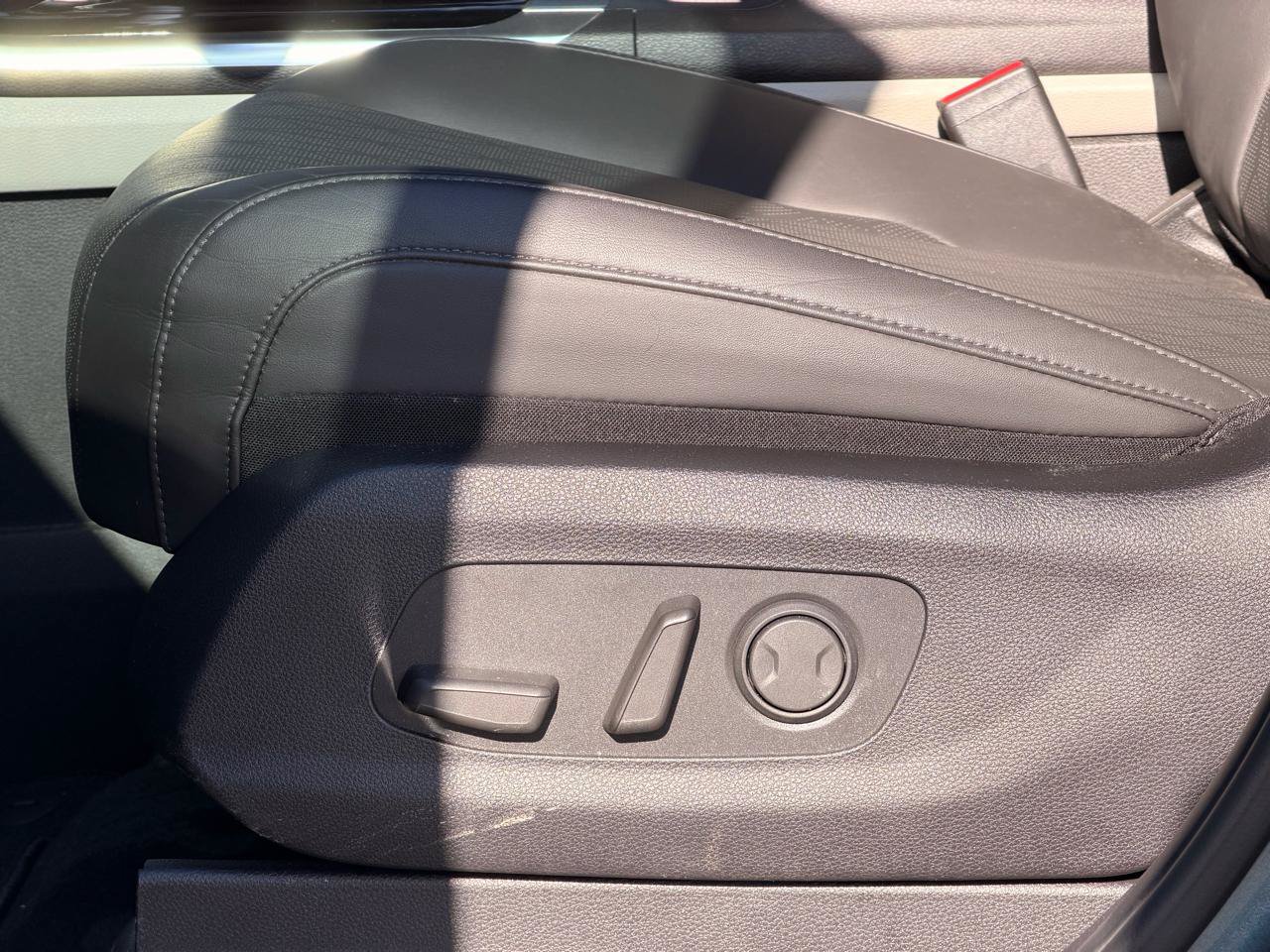 Used 2024 Kia Carnival EX FWD image 31