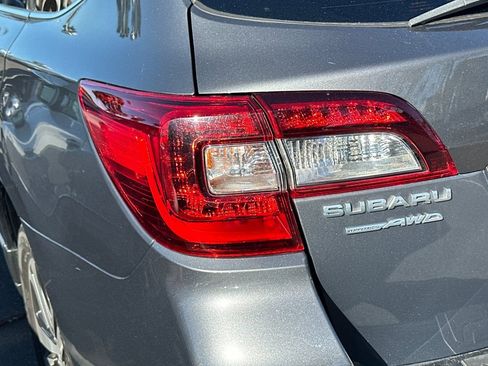 Used 2018 Subaru Outback 2.5i Limited w/ Popular Package #2 image 9