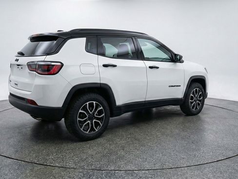 Used 2025 Jeep Compass Trailhawk AWD/4WD image 9