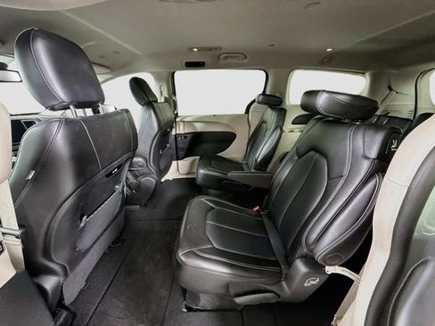Used 2024 Chrysler Pacifica Touring-L FWD image 22