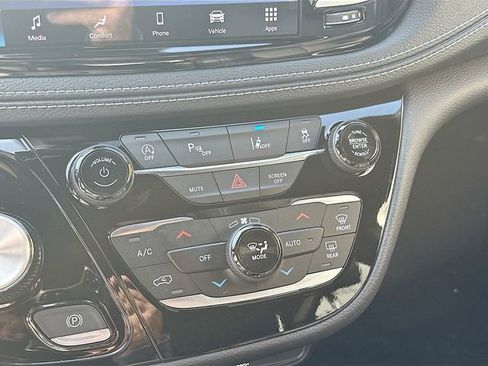 New 2026 Chrysler Pacifica Select image 16