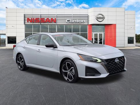 Used 2024 Nissan Altima 2.5 SR w/ SR Premium Package FWD image 1