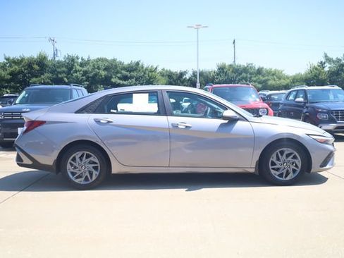 Used 2024 Hyundai Elantra SEL FWD image 4