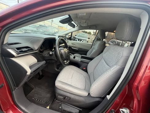 Used 2022 Toyota Sienna LE FWD image 11